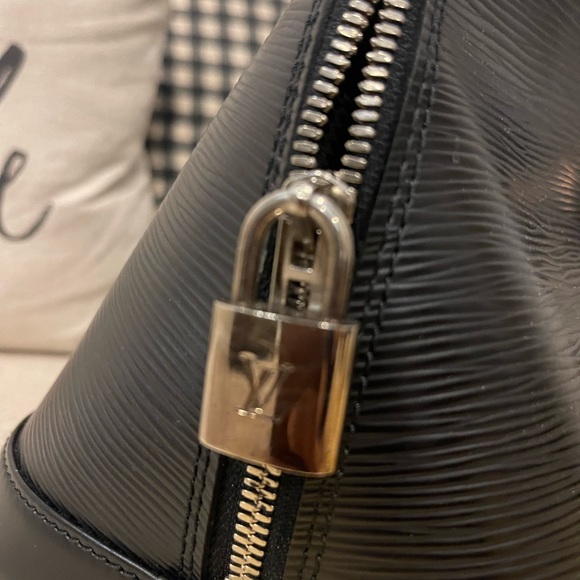 Authentic LV Epi Alma GM with charm - Picture 4 of 14